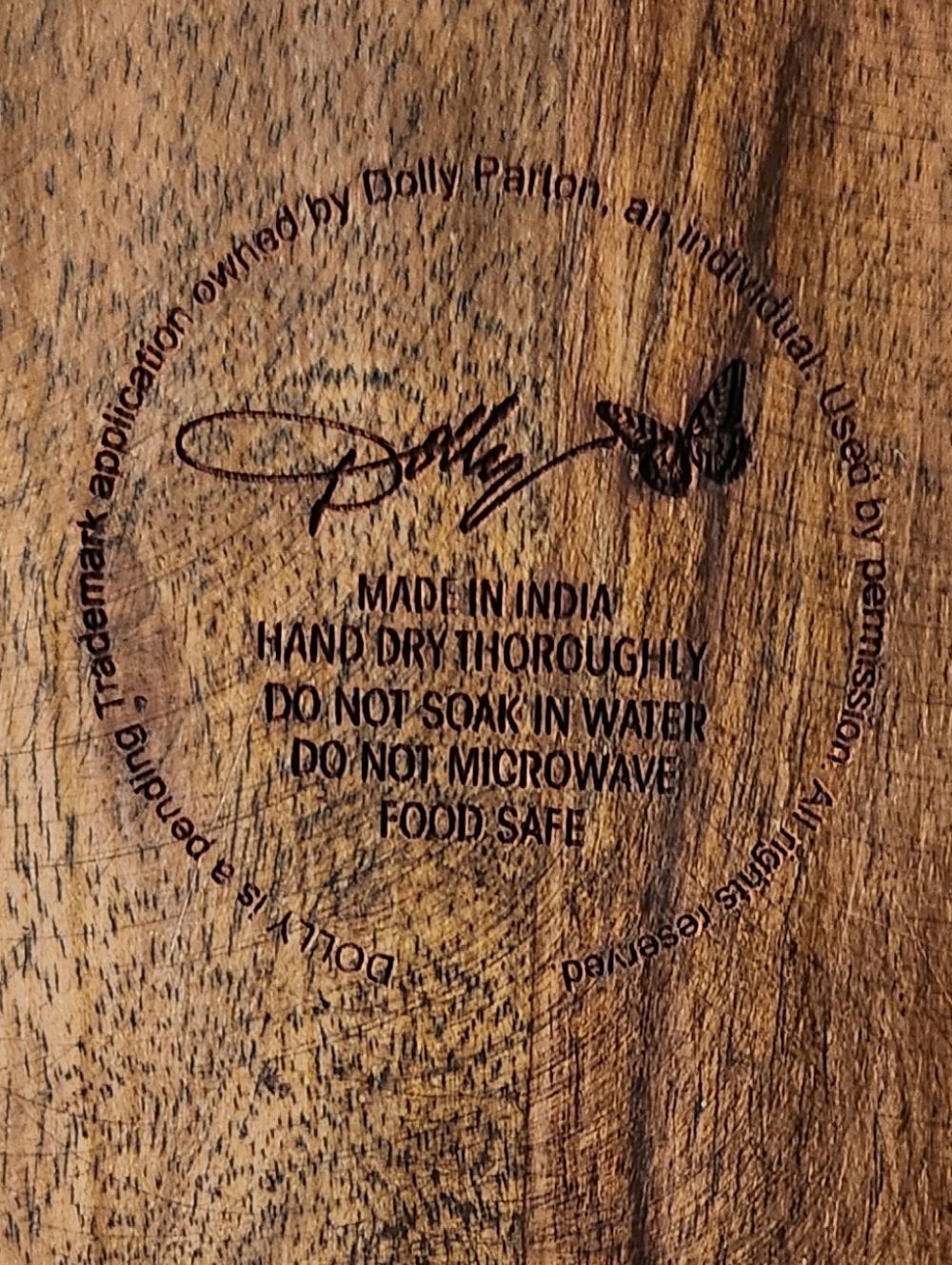 🎸 Dolly Parton Guitar-Shaped Acacia Wood Serving Tray 🦋 Custom Hanging Decor - Picture 7 of 14